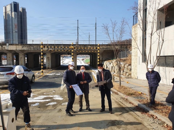 지난 5일 오전 박상돈 천안시장이 호반3차~희망로(펜타포트 앞) 연결도로 개설공사 진행상황을 점검 모습