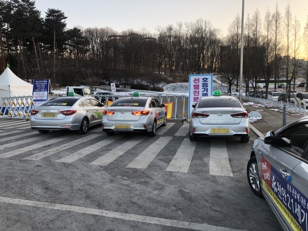 천안시가 버스·택시 운수종사자 코로나19 검체검사 의무화를 실시해 택시들이 선별진료소에서 대기 중인 모습.