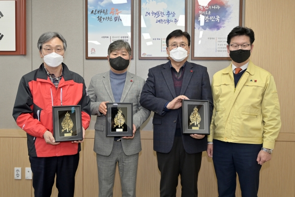 나눔명문기업 및 아너 소사이어티 가입식 / 사진 왼쪽부터 성우종 충남사회복지공동모금회장, 유재훈 ㈜덕운 대표, 김지찬 ㈜태산종합건설 대표, 김정섭 시장