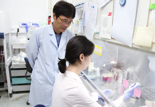 연구과정을 살펴보는 생명연 김용삼 박사(왼쪽)