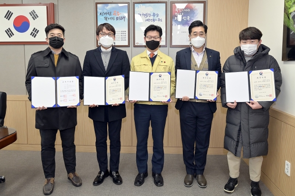 사진 왼쪽부터 박범진 나드리센터 팀장, 남기덕 관광개발팀장, 김정섭 시장, 김경선 정무비서관, 백두성 도시재생센터 연구원