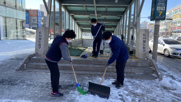 대전도시철도, 강설․한파 대응 역 주변 제설작업 실시 모습