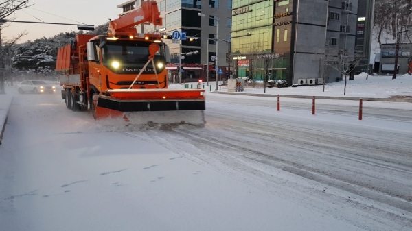 제설작업 중인 모습