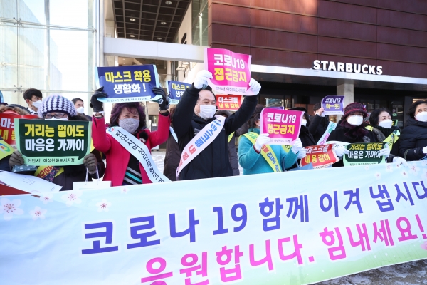 7일 아라리오 광장에서 2021 코로나19 극복 거리캠페인 펼친 가운데 박상돈 천안시장이 시민에게 개인방역과 사회적 거리두기 등 홍보 모습