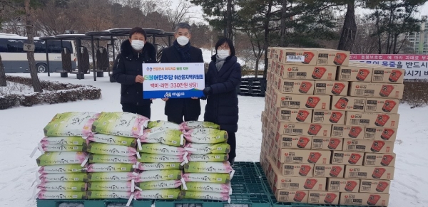 더불어민주당 아산을 지역위원회에서 후원물품 전달식 후 기념사진을 찍고 있다.