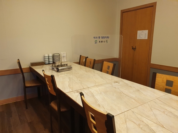 음식점 비말차단 칸막이 설치 모습