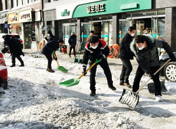 8일 오전 맹정호 서산시장이 직원들과 함께 동부시장 주변 보도를 제설하는 장면