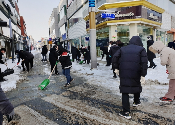 8일 오전 직원들이 중앙로 상가주변 도로와 보도를 제설하는 장면
