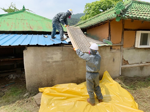 지난해 운산 여미리 슬레이트 처리사업 장면