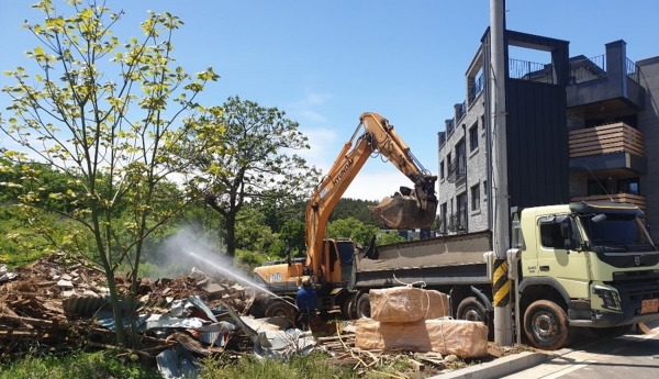 지난해 대산읍 대산리 빈집 철거장면