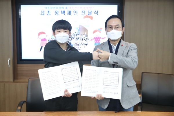 아동참여위원회 ‘아이들의 참(여) 견(해))’과 아동권리모니터링단 ‘온누리다님단’이 아동참여기구 최종 정책 제안서를 박상돈 천안시장에게 전달