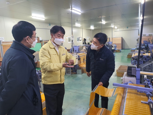 김발장 제조업체 방문, 기운데 이교식 부군수