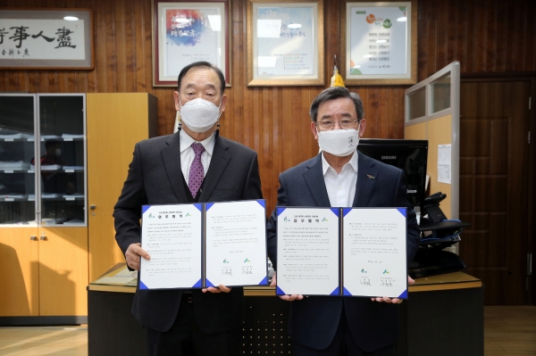 서천군, 산림사업 민·관 협력형 산림경영 업무협약 체결(왼쪽부터 안광문 산림조합장 노박래 서천군수)