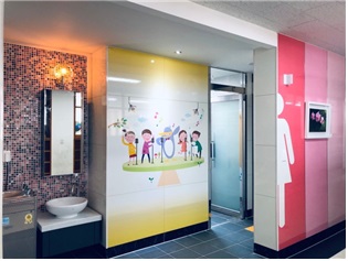 색채디자인이 적용된 화장실 모습.