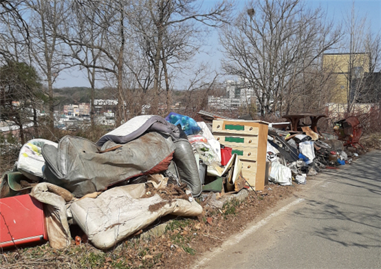 마을에 방치된 폐기물 사진