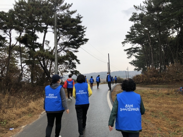 쓰담쓰담 안부길 걷기 모습