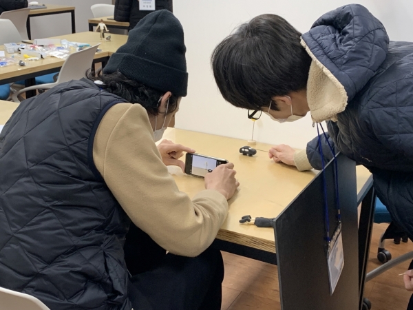 참여 학생이 기획한 스토리를 한밭대학교 시각디자인학과 멘토 대학생과 함께 촬영하고 있다.