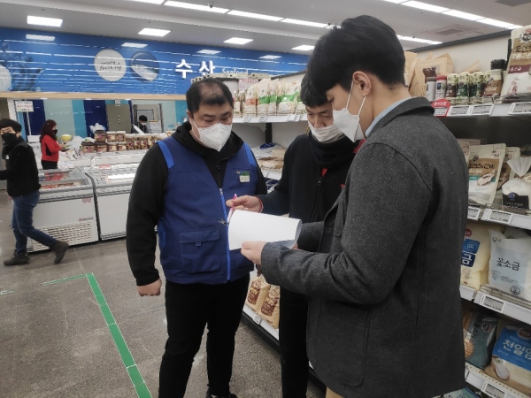 식품위생 점검중인 모습