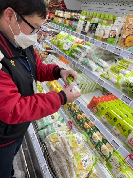 설 성수식품 위생 점검중인 모습