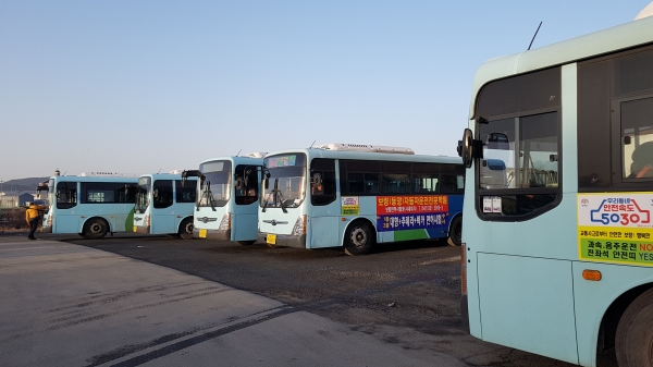 시내버스 대기장면