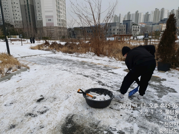 우리동네 설빙 싹쓰리 자원봉사 프로그램에 참여한 시민들이 주택가 골목 등 제설 취약지역에서 제설 작업 봉사를 펼쳤다.