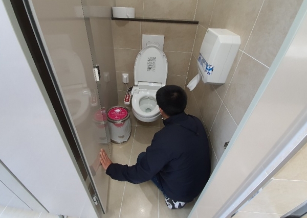 화장실 불법촬영기기 점검 모습
