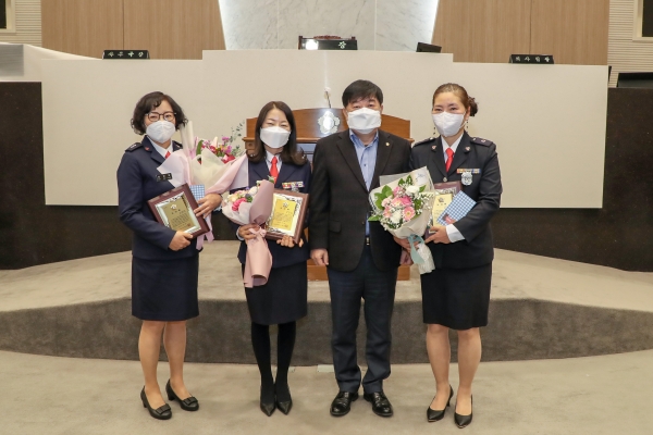 당진시의회 엄마순찰대 표창식 개최 모습/ 좌측부터 김남정, 정영민, 최창용 당진시의회 의장, 홍난희