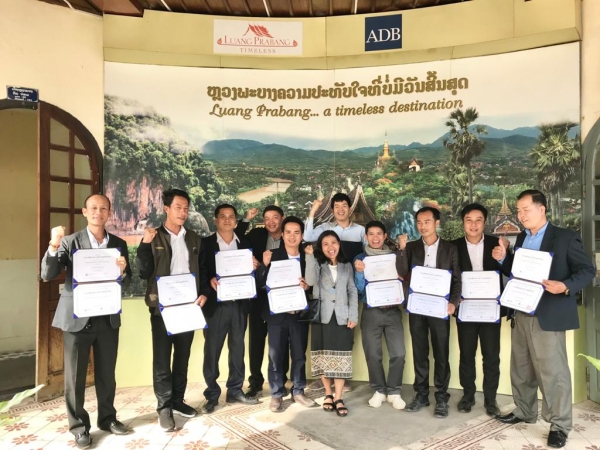 상명대학교 디자인ODA센터 문화상품 분야 디자인 기술교육 수료자들의 현지 기념모습