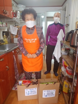 기성종합복지관이 18일 취약계층을 돕기 위해 라면 및 생활용품 전달