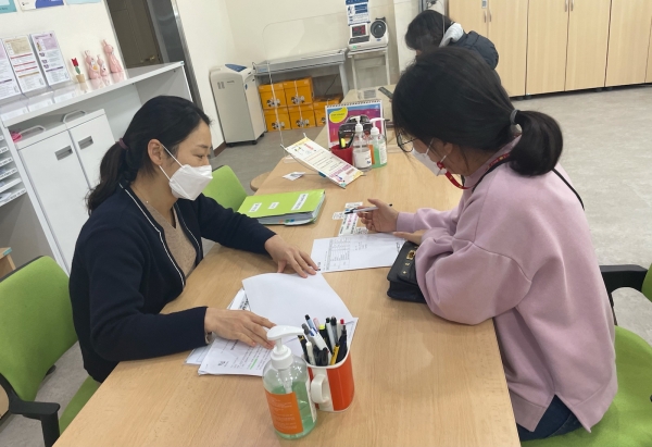 다자녀가구 건강관리지원을 받기위해 상담 받는 사진