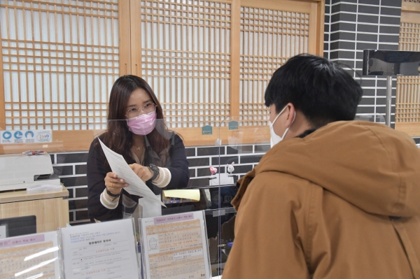 부여군 시민봉사과 민원창구 응대 장면