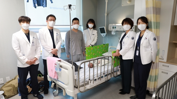 생후 35일된 소아의 성공적인 심장수술을 마치고 퇴원 직전 부모와 담당 의료진이 건강을 기원하며 기념촬영을 하고 있다. (사진 우측부터) 김지나 교수(소아청소년과), 유재현 교수(흉부외과), 부모, 한우식 교수(흉부외과), 이병국 교수(소아청소년과)