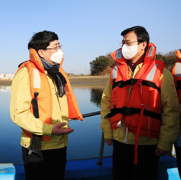 19일 맹정호 서산시장이 문성혁 해수부장관과 천수만 가두리 양식장을 점검하고 피해대책 지원을 요청하는 장면