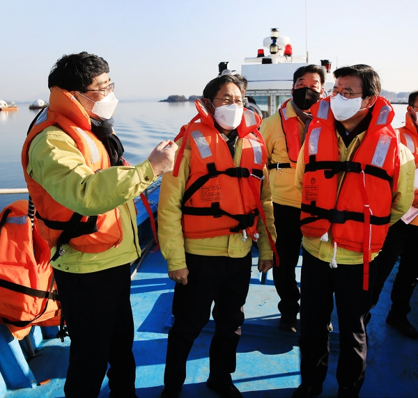 19일 맹정호 서산시장이 문성혁 해수부장관과 천수만 가두리 양식장을 점검하고 피해대책 지원을 요청하는 장면