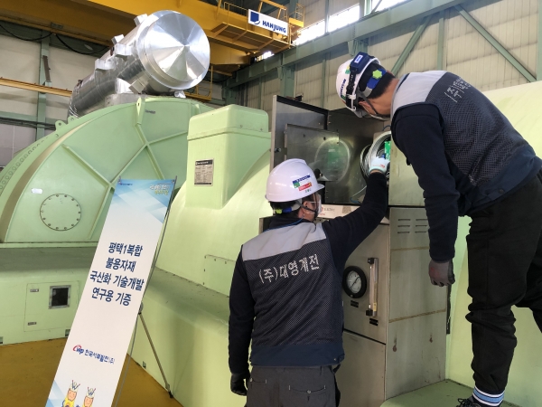 중소기업 관계자가 불용자재를 살펴보고 있다