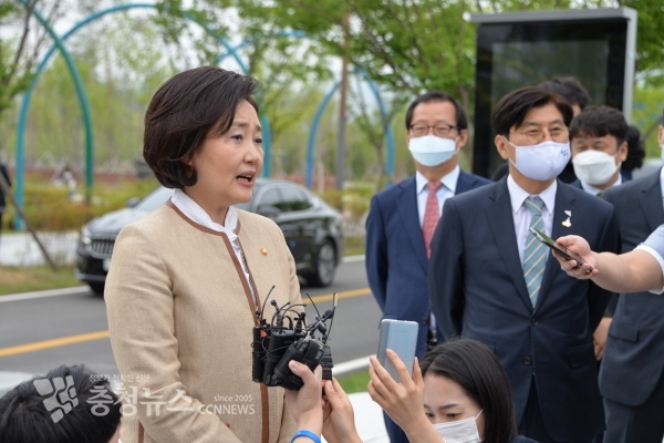 답변하는 박영선 중소벤처기업부 장관 / 충청뉴스 최형순 기자