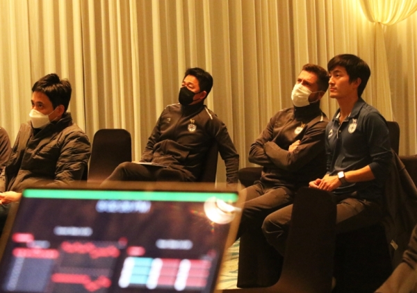 지난 19일, 코칭스태프·선수단 대상 축구 데이터 활용 강습 모습