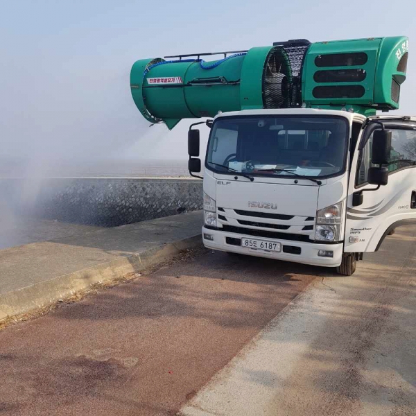 . 방역차량이 철새도래지를 소독하고 있다.