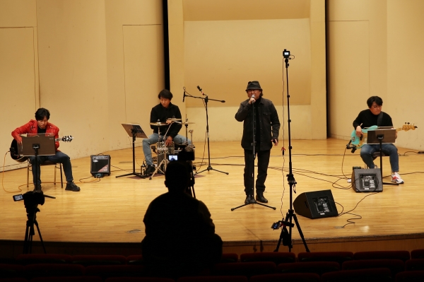 20일 오후 목원대 콘서트홀 무대에서 가수 이재성(오른쪽 두 번째)이 자신의 노래 ‘촛불잔치’를 부르고 있다.