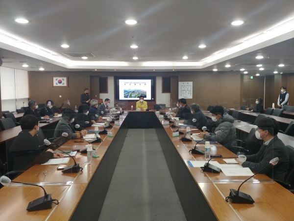 지난 21일 시청 중회의실에서 직산읍 남산리 일원에 추진 중인 ‘천안테크노파크 일반산업단지 조성사업’ 보상협의회를 진행하고 있다.