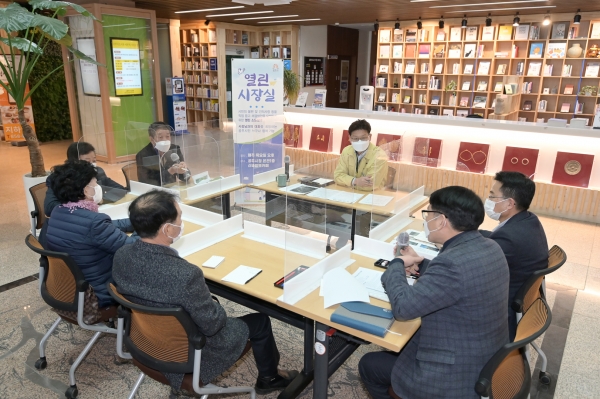 지난 21일 시청 신바람북카페에서 첫 ‘열린 시장실’ 개최