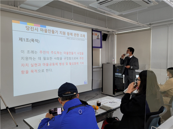 당진시 마을만들기지원센터 최운연 사무국장이 시민들에게 사업 설명을 하고 있는 사진