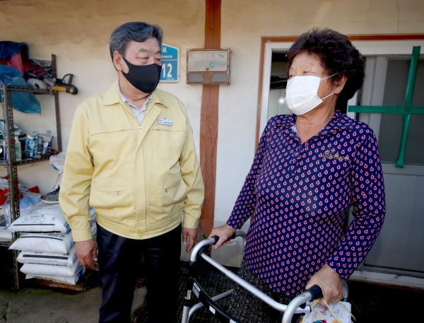 남면의 한 취약계층 가구를 방문한 가세로 군수 모습.