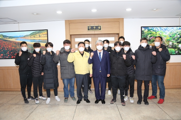 지난 22일 금산군 사이클팀 선수단이 동계합숙훈련에 나서며 문정우 금산군수와 기념사진을 찍고 있다.