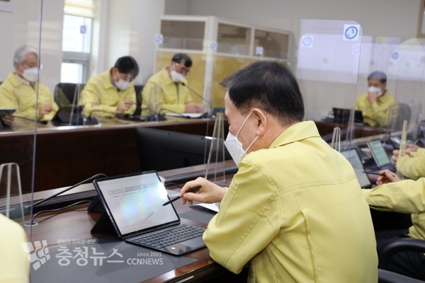 김지철 교육감은 25일 주간회의에서 종이 출력물 없이 휴대전자기기에 담긴 회의자료를 갖고 회의를 주재하고 있다.