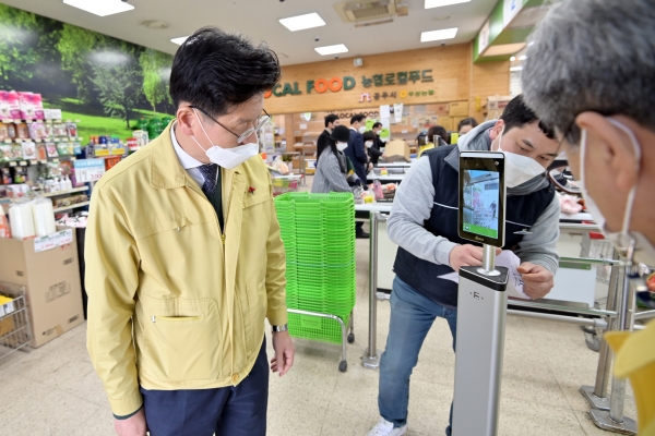 김정섭 시장이 코로나19 방역태세 점검에 나선 모습