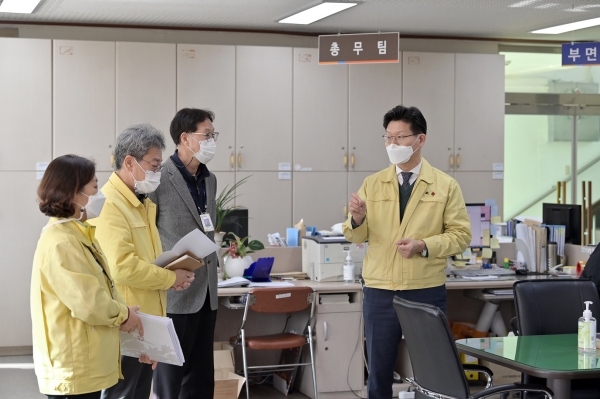 김정섭 시장이 코로나19 방역태세 점검에 나선 모습