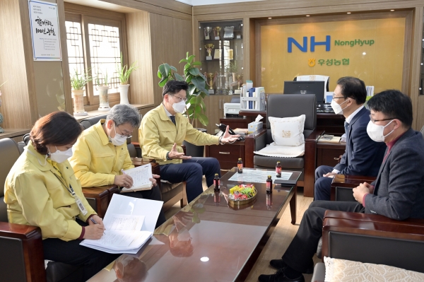 ​김정섭 시장이 우성농협에서 코로나19 방역태세 점검에 나선 모습​