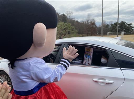 천안시태조산청소년수련관의 별걸 다하는 방학프로그램 참여 청소년이 ‘별다방’ 체험 꾸러미를 드라이브 스루로 수령하고 있다.