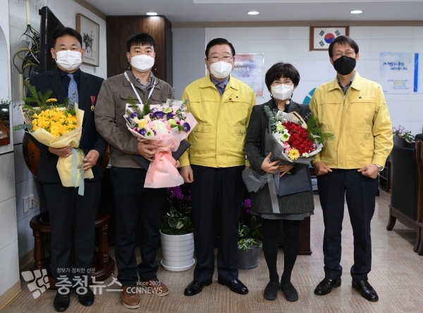 왼쪽부터 김기환 마을공동체팀장, 전용호 주무관, 김석환 군수, 김미영 감염병관리팀장, 김경환 행정지원과장